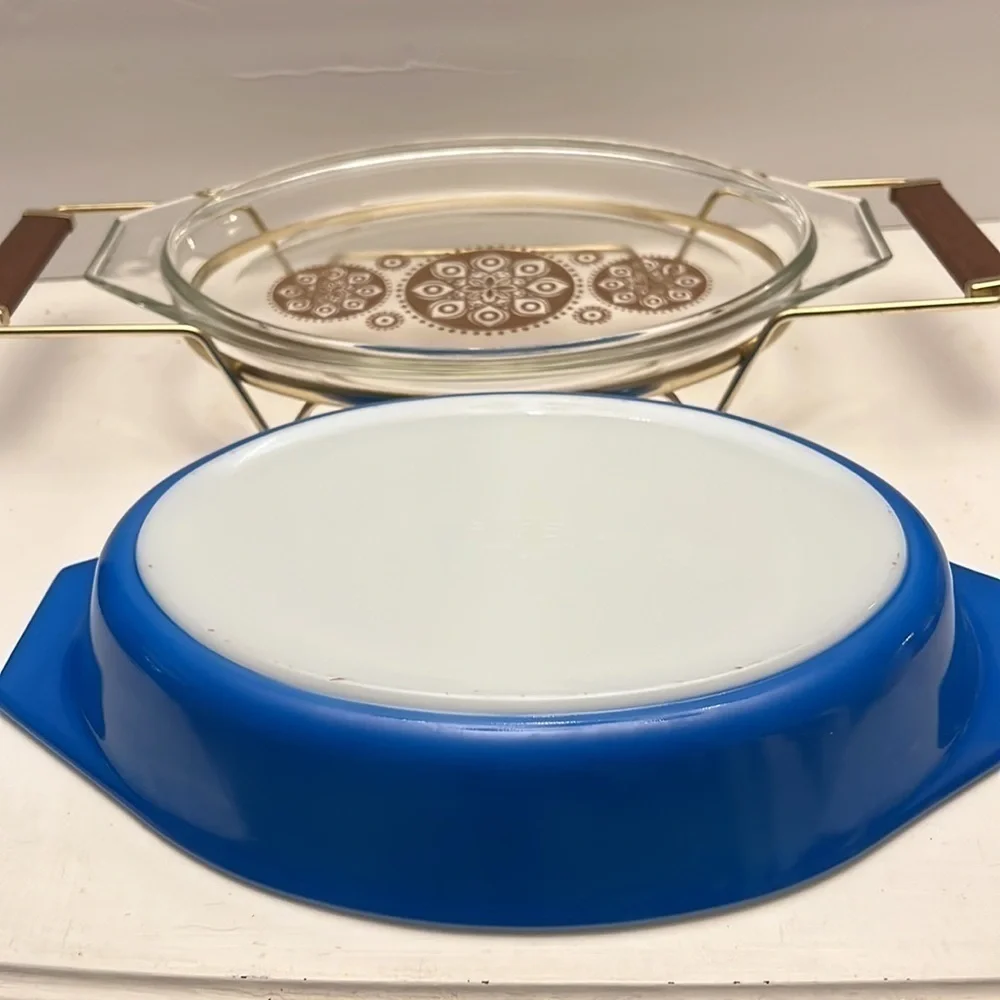Pyrex Blue Oval Divided 1 1/2 Quart Casserole Dish Gold Medallion Lid Holder